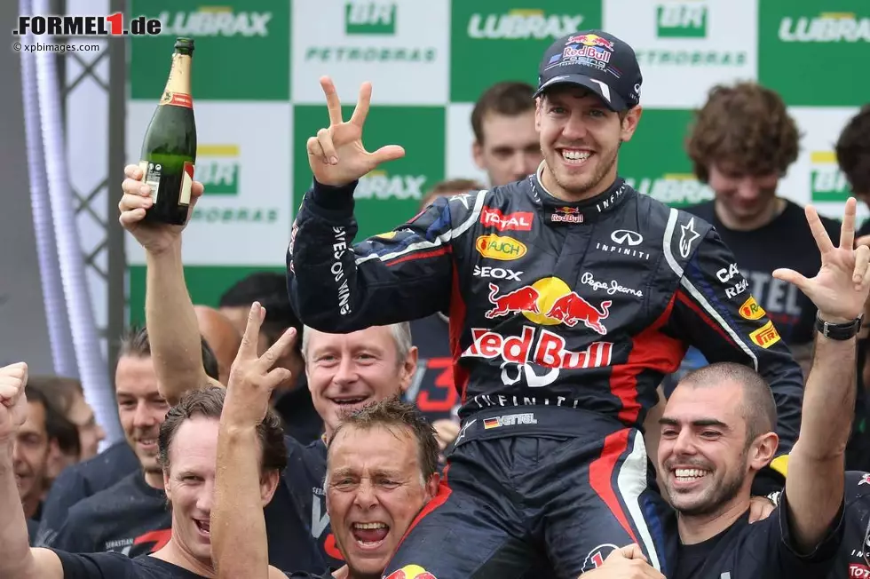 Foto zur News: The Independent (Großbritannien): "Die Meinungen über Vettel gehen auseinander. Michael Schumachers Arroganz auf und neben der Strecke war legendär. Der schulbübische Vettel ist ein ganz anderer Charakter, auch wenn es bei ihm große Unterschiede gibt zwischen Seb, dem Gewinner, und Seb, dem Verlierer. Von allen Fahrern ist er wahrscheinlich der Intelligenteste, und er trägt das Herz auf der Zunge. Vettel hat klar gezeigt, dass er ein Meister ist. Dass er schon wieder Champion ist, kann nicht nur Glück sein."