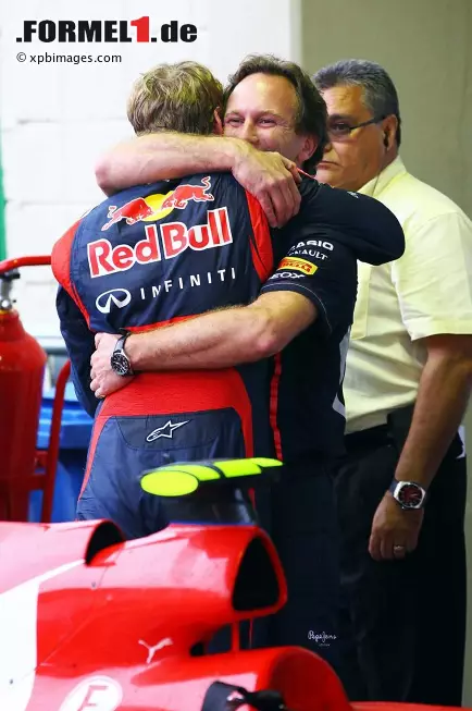 Foto zur News: The Guardian (Großbritannien): "Vettel ist bemerkenswert und holt am Ende eines chaotischen Thrillers seinen dritten Titel."