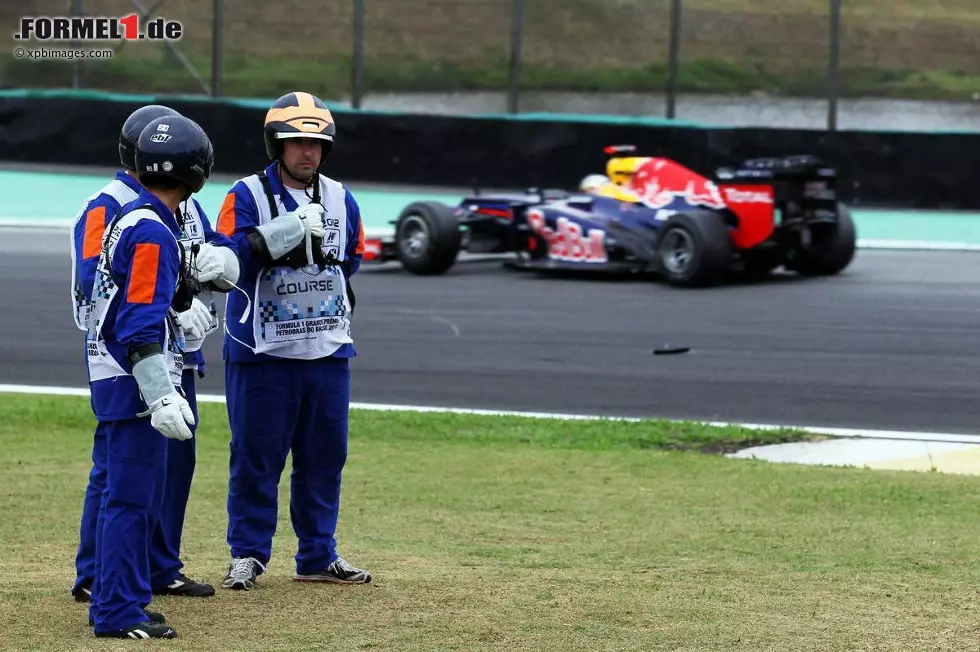 Foto zur News: Corriere della Sera (Italien): "Ein verrücktes Rennen, das einem Roulette ähnelt, krönt Vettel zum Sieger. Wie in einem Videogame mit Monstern und Hürden an jeder Ecke, reibt der Grand Prix in Brasilien an den Nerven Vettels. Der Deutsche erobert erneut den Titel und rückt zum jüngsten Piloten mit einer dreifachen WM-Krone auf dem Kopf auf. Das Zepter erobert er diesmal mit einer Mindestnote, dem sechsten Platz. Doch sie genügt, um Alonso den Titel wegzureißen. Vettel ist stärker als alles - stärker als die Angst, die er gehabt haben muss, als Bruno Senna, der ihn in einen Unfall verwickelt hat. Hier zeigt sich Super-Vettel, der Red Bull neues Leben einhaucht und mit 25 Jahren seinen dritten Titel erobert."