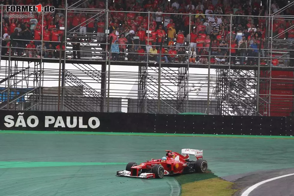 Foto zur News: Tuttosport (Italien): "Die Niederlage brennt stark. Doch Alonso und Ferrari haben alles gegeben, um doch noch in letzter Minute den Titel zu ergattern. Es ist ihnen nicht gelungen. Das Glück hat Vettel und nicht Alonso helfen wollen. Es ist unbestreitbar, dass Red Bull seit September seinen Schritt beschleunigt hat und Ferrari nicht Stand halten konnte. Maranello war in mehreren Phasen nicht wettbewerbsfähig."