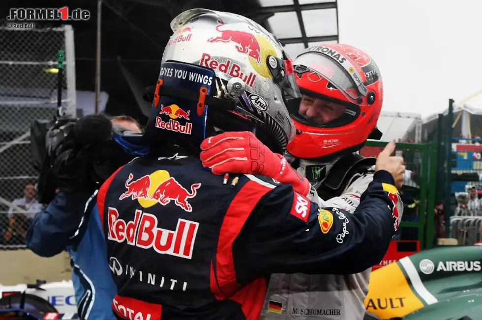Foto zur News: La Repubblica (Italien): "Ein Rennen bis zum letzten Atem. Vettel ist das Wunderkind, das &#039;Schumi&#039; und Fangio nachahmt. Mit 25 Jahren zählt er zu den größten des Formel-1-Olymps. Der junge Löwe der Formel 1 will die Rekorde des Ex-Königs Schumachers einen nach dem anderen abbauen. Sebastian ist jung, und wenn er die richtigen Entscheidungen trifft, kann er wirklich davon träumen, zu den Größten aller Zeiten zu zählen."