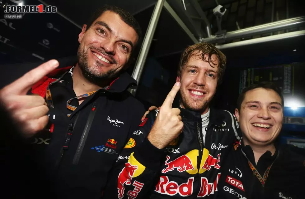 Foto zur News: Österreich (Österreich): "Sebastian Vettel und der Motorsport - eine Geschichte der Superlative! Kein Fahrer zuvor hat in so kurzer Zeit so viele Rekorde aufgestellt. Kein Pilot verkörpert die neue Formel-1-Generation so gut wie Vettel. Der Red-Bull-Hero ist nicht nur schnell und erfolgreich, sondern auch sympathisch und intelligent."