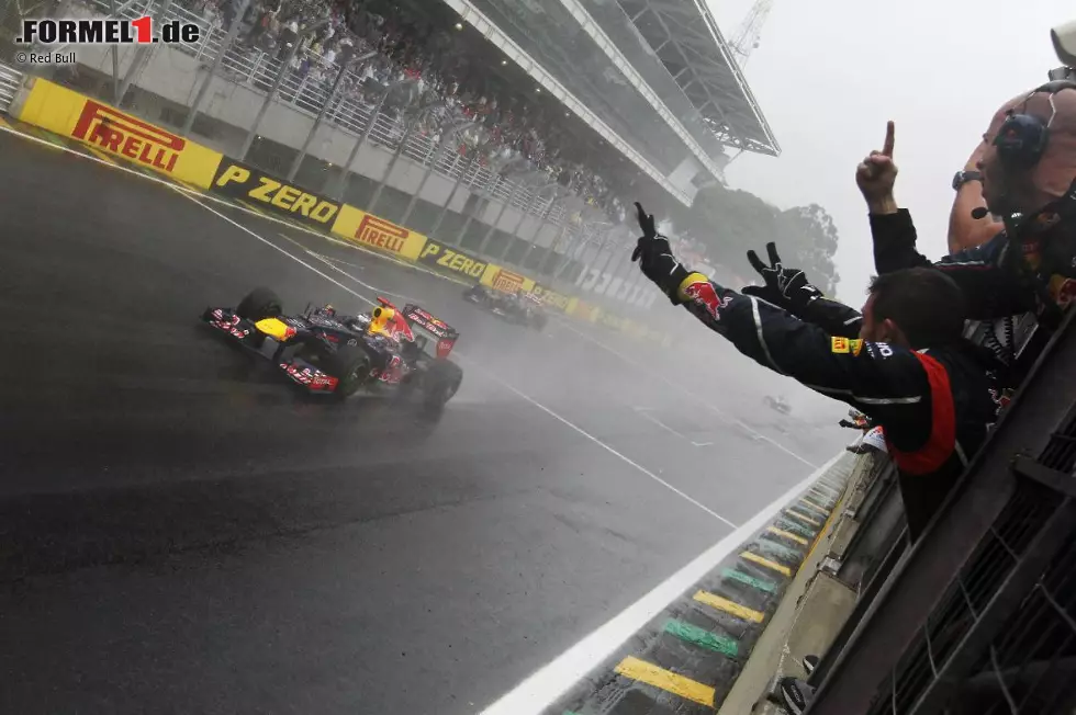 L'Equipe (Frankreich): "Vettel gehört zu den Giganten dieses Sports: der jüngste Pilot in der Formel-1-Geschichte, der überhaupt Punkte in einem Rennen geholt hat (2007), der jüngste Pole-Mann (2008), der jüngste Weltmeister. Auch das Wetter war in Brasilien auf seiner Seite. Er hat das Talent, aber auch das Glück der Großen." Foto zur News: L'Equipe (Frankreich): "Vettel gehört zu den Giganten dieses Sports: der jüngste Pilot in der Formel-1-Geschichte, der überhaupt Punkte in einem Rennen geholt hat (2007), der jüngste Pole-Mann (2008), der jüngste Weltmeister. Auch das Wetter war in Brasilien auf seiner Seite. Er hat das Talent, aber auch das Glück der Großen."