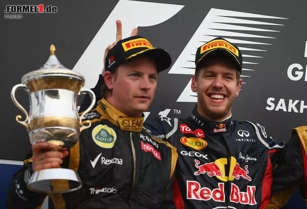V wie Victory und immer zu Späßen aufgelegt: Sebastian Vettel und Kimi Räikkönen kommen gut miteinander aus, auch nach ihrem sehenswerten Duell um den Sieg beim vierten Saisonrennen. Foto zur News: V wie Victory und immer zu Späßen aufgelegt: Sebastian Vettel und Kimi Räikkönen kommen gut miteinander aus, auch nach ihrem sehenswerten Duell um den Sieg beim vierten Saisonrennen.