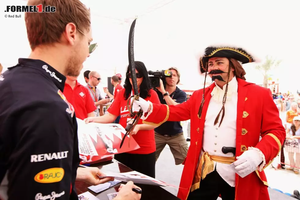 Die meisten Fahrer hatten zwar ein mulmiges Gefühl, in Zwischenfälle verwickelt wurde aber keiner von ihnen. Auch diese "Fluch-der-Karibik"-Attacke auf Sebastian Vettel war natürlich nur ein friedlicher Gag am Rande der Autogrammstunde des Weltmeisters. Foto zur News: Die meisten Fahrer hatten zwar ein mulmiges Gefühl, in Zwischenfälle verwickelt wurde aber keiner von ihnen. Auch diese "Fluch-der-Karibik"-Attacke auf Sebastian Vettel war natürlich nur ein friedlicher Gag am Rande der Autogrammstunde des Weltmeisters.