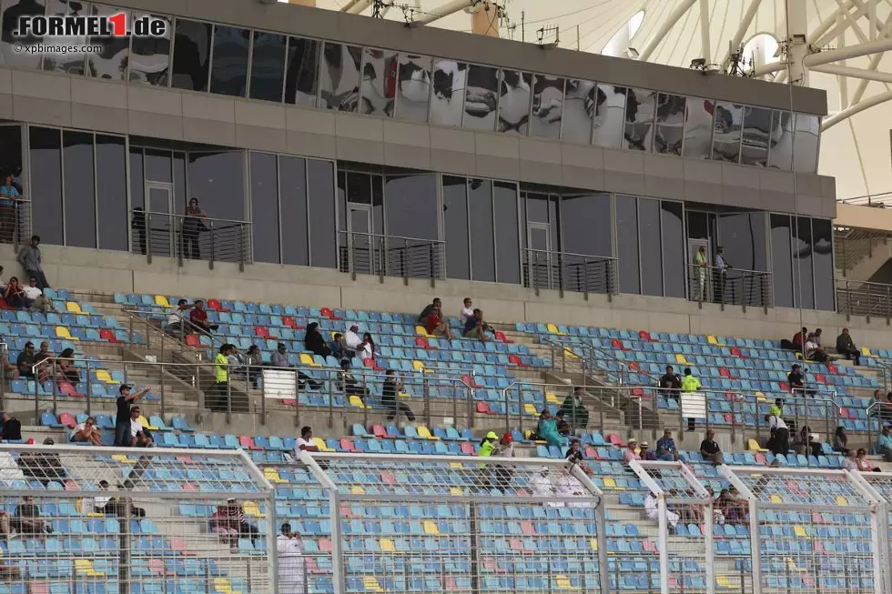Das wurde aber nicht von vielen Zuschauern gesehen. Viele Tribünen blieben komplett leer, andere waren nur spärlich besetzt. Angeblich sollen trotzdem 27.800 Menschen da gewesen sein. Schwer zu glauben... Foto zur News: Das wurde aber nicht von vielen Zuschauern gesehen. Viele Tribünen blieben komplett leer, andere waren nur spärlich besetzt. Angeblich sollen trotzdem 27.800 Menschen da gewesen sein. Schwer zu glauben...