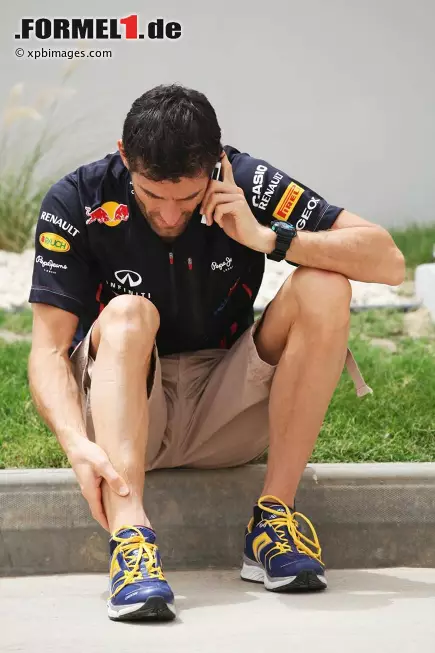 Foto zur News: Mark Webber nutzt eine ruhige Minute für ein privates Telefongespräch.