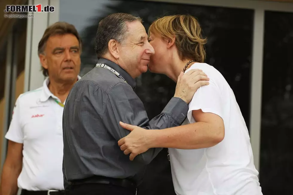 Aber es gibt auch kleine Diktatoren: Jean Todt, hier beim Küsschen mit Schumacher-Managerin Sabine Kehm (mit Mercedes-Pressechef Wolfgang Schattling im Hintergrund), ... Foto zur News: Aber es gibt auch kleine Diktatoren: Jean Todt, hier beim Küsschen mit Schumacher-Managerin Sabine Kehm (mit Mercedes-Pressechef Wolfgang Schattling im Hintergrund), ...