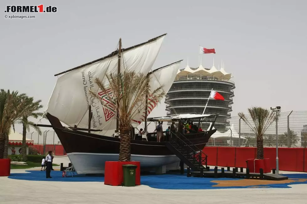... und in Sachen Dekoration war Bahrain sowieso schon immer eine der besten Locations des Formel-1-Kalenders. Foto zur News: ... und in Sachen Dekoration war Bahrain sowieso schon immer eine der besten Locations des Formel-1-Kalenders.