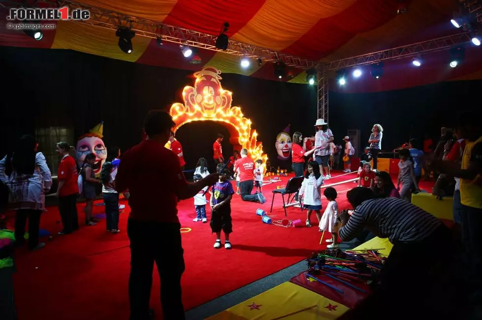 Foto zur News: In mehreren Zirkus-Zelten kamen Familien voll auf ihre Kosten...