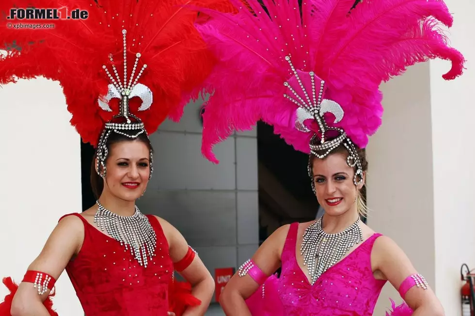 Foto zur News: Selbst bei den Paddock-Girls ist der arabische Einfluss zu merken...