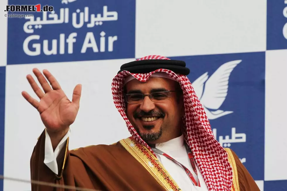 "Ich bin stolz auf die Bahrainer": Der Kronprinz feiert auf dem Podium mit den Siegern. Er gilt in Bahrain übrigens als eine der dialogfreudigeren Kräfte des Regimes. Die versöhnliche Botschaft seines Vaters König Hamad am Sonntagmorgen wirkte hingegen eher wie ein Versuch, die Wogen vor dem Renntag zu glätten. Foto zur News: "Ich bin stolz auf die Bahrainer": Der Kronprinz feiert auf dem Podium mit den Siegern. Er gilt in Bahrain übrigens als eine der dialogfreudigeren Kräfte des Regimes. Die versöhnliche Botschaft seines Vaters König Hamad am Sonntagmorgen wirkte hingegen eher wie ein Versuch, die Wogen vor dem Renntag zu glätten.