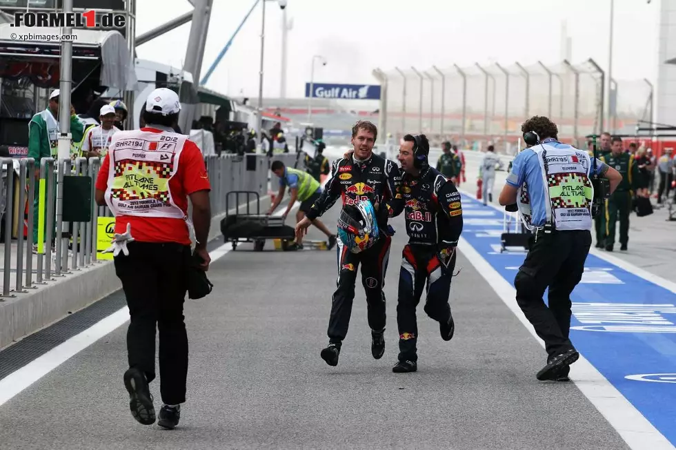 Sebastian Vettel musste seinen siegreichen Red Bull direkt nach der Ziellinie abstellen, wahrscheinlich um Benzin zu sparen. Zugeben wollte er das nicht: "Ich war erschöpft", lächelte er, von einem Journalisten nach der Ursache gefragt. Allerdings hatte er noch genug Kraft, um durch die Boxengasse zum Podium zu sprinten. Foto zur News: Sebastian Vettel musste seinen siegreichen Red Bull direkt nach der Ziellinie abstellen, wahrscheinlich um Benzin zu sparen. Zugeben wollte er das nicht: "Ich war erschöpft", lächelte er, von einem Journalisten nach der Ursache gefragt. Allerdings hatte er noch genug Kraft, um durch die Boxengasse zum Podium zu sprinten.