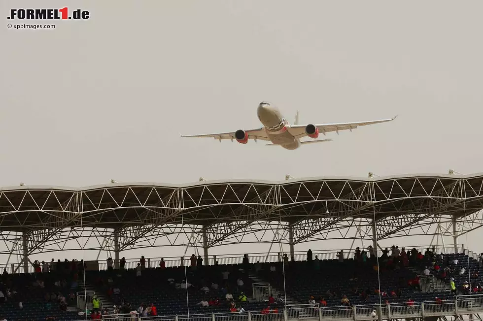 ... der wenige Minuten vor dem Start wie immer eine Tiefflug-Demo mit einem seiner Jets zum Besten gab. Foto zur News: ... der wenige Minuten vor dem Start wie immer eine Tiefflug-Demo mit einem seiner Jets zum Besten gab.