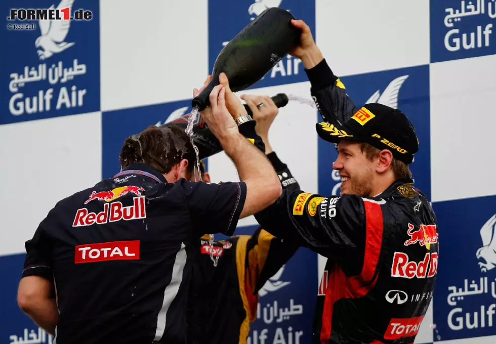 Foto zur News: Kronen Zeitung (Österreich): &quot;Vettel übernimmt mit Sieg in Bahrain die WM-Führung - Räikkönen Zweiter. Weltmeister Sebastian Vettel hat am Sonntag den umstrittenen Grand Prix von Bahrain gewonnen. Für den Deutschen und das österreichisch-englische Red-Bull-Team war es im vierten Saisonrennen der erste Sieg. Vettel beendete im Wüsten-Rennen seine sechsmonatige Durststrecke und triumphierte vor dem überraschend starken finnischen Ex-Weltmeister Kimi Räikkönen und dessen französischem Lotus-Kollegen Romain Grosjean.&quot;