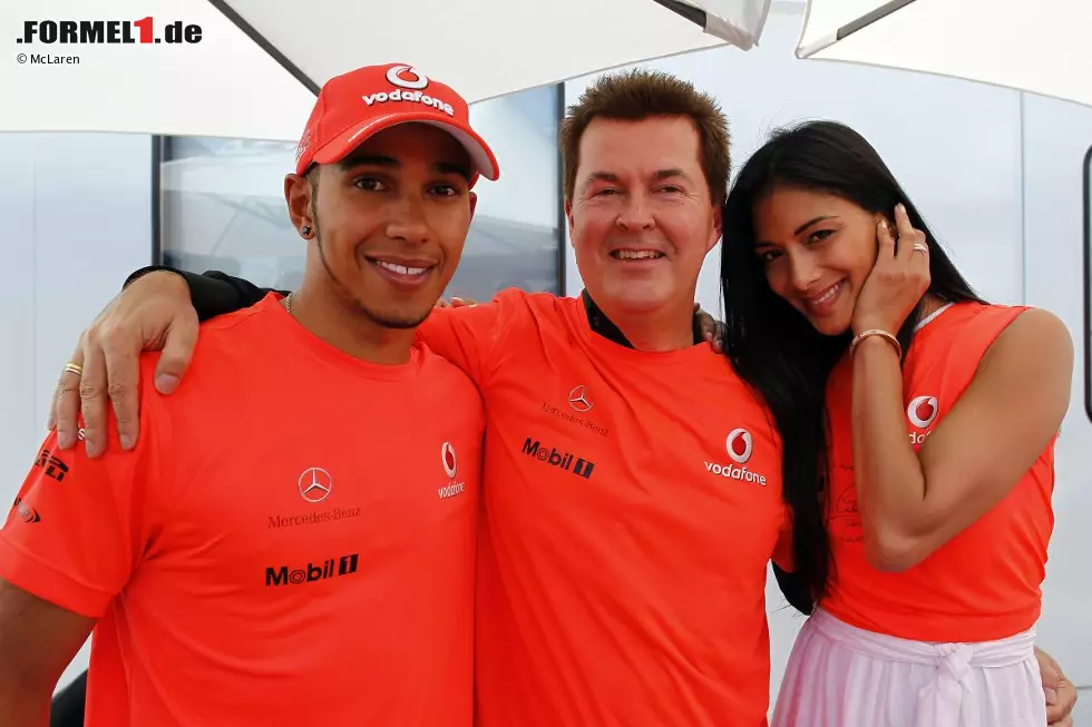 Foto zur News: Jubel in den orangen Siegershirts des McLaren-Teams: Lewis Hamilton, sein Manager Simon Fuller und Nicole Scherzinger.