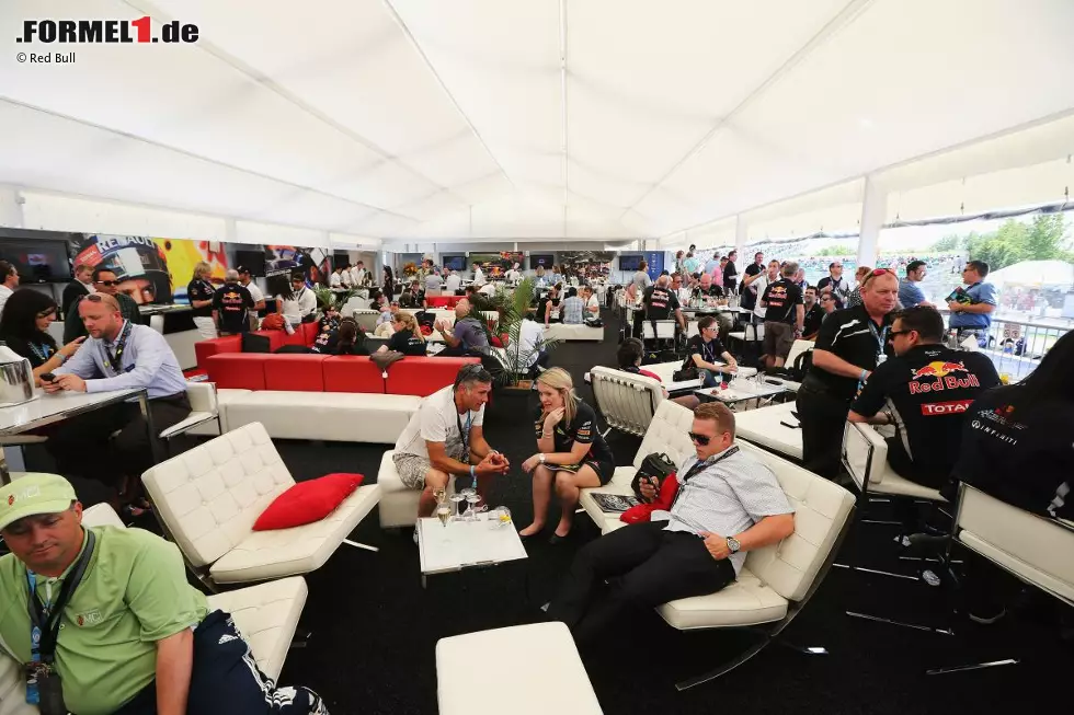 Foto zur News: Aber selbst in Montreal gibt es auch die "Luxus-Fans", wie hier im Paddock-Club von Red Bull, für die Glitter und Glamour mehr im Mittelpunkt stehen als der Grand Prix selbst.