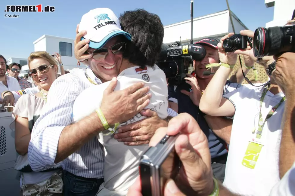... sowie vom reichsten Mann der Welt, Carlos Slim. Sergio Perez macht momentan alles richtig. Foto zur News: ... sowie vom reichsten Mann der Welt, Carlos Slim. Sergio Perez macht momentan alles richtig.