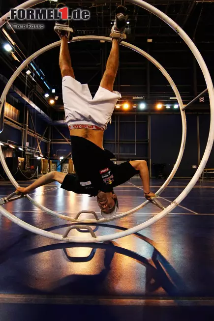 Foto zur News: Aber beim Probetraining im Cirque du Soleil schnitten die beiden Toro-Rosso-Fahrer insgesamt ganz gut ab.