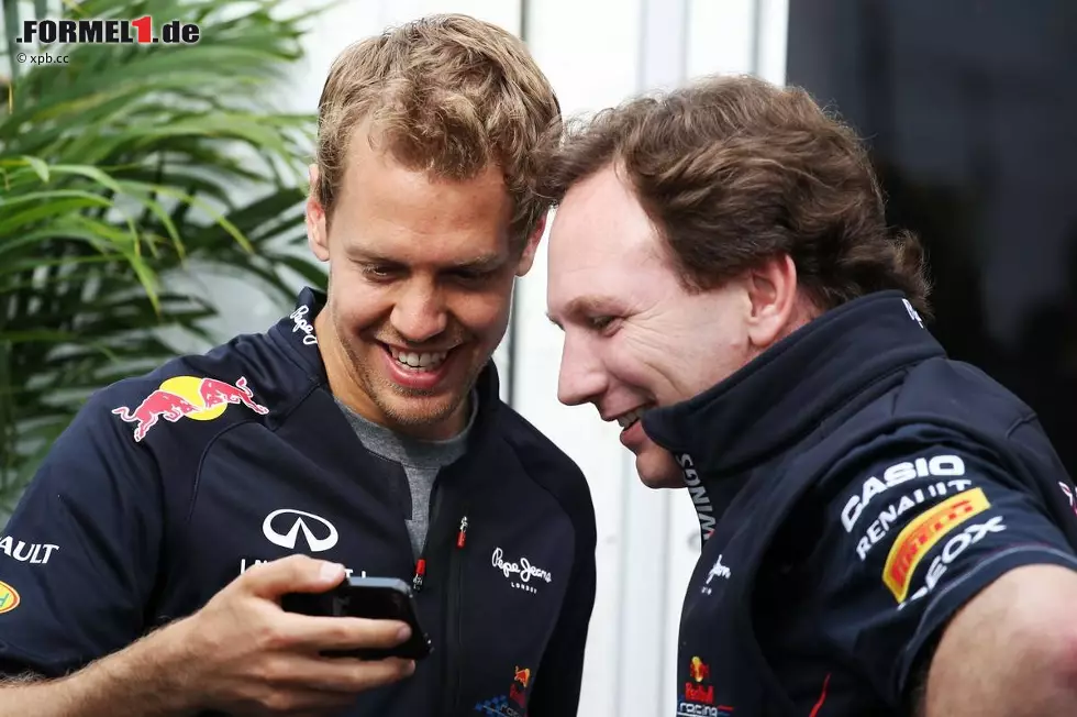 Foto zur News: Worüber sich Sebastian Vettel und sein Chef Christian Horner hier amüsieren, entzieht sich unserer Kenntnis. Jedenfalls nicht über den 1:0-Sieg der DFB-Elf gegen Portugal. Den hat Vettel wegen der Pole-Position-Pressekonferenz verpasst. Die Journalisten hatten es am Samstagnachmittag nicht leicht mit ihm: "Können wir bitte schneller machen, ich möchte mir gleich ein Fußballspiel anschauen?" Worauf Lewis Hamilton über die sonstige Plaudertasche sagte: "So kurz hat er noch nie geantwortet."