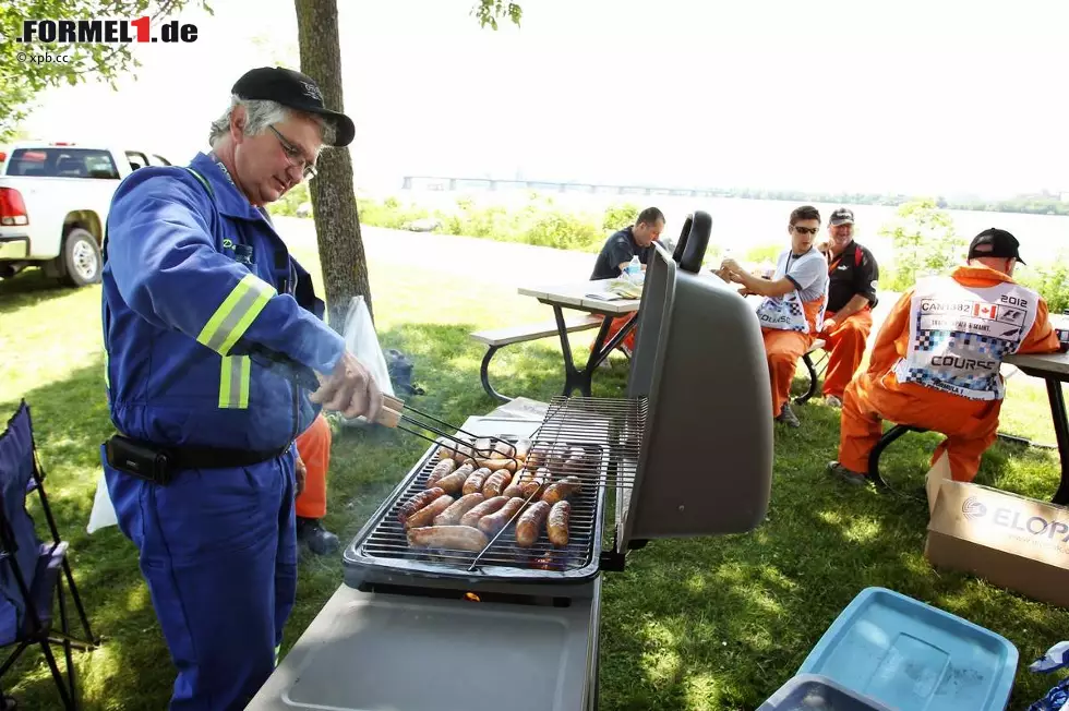 Foto zur News: Ganz bodenständig hingegen die Streckenposten, überwiegend glühende Formel-1-Fans. Für die gibt&#039;s keinen Kaviar oder Champagner, sondern selbst gegrillte Bratwürstchen.