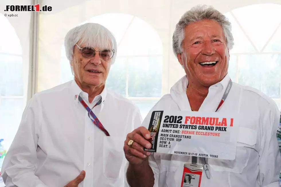 Ex-Weltmeister Mario Andretti, neuerdings Botschafter für den Circuit of The Americas in Austin, läutet den Vorverkauf für den US-Grand-Prix am 18. November ein. Die Ehrenkarte "A1" schenkt er Bernie Ecclestone. Foto zur News: Ex-Weltmeister Mario Andretti, neuerdings Botschafter für den Circuit of The Americas in Austin, läutet den Vorverkauf für den US-Grand-Prix am 18. November ein. Die Ehrenkarte "A1" schenkt er Bernie Ecclestone.