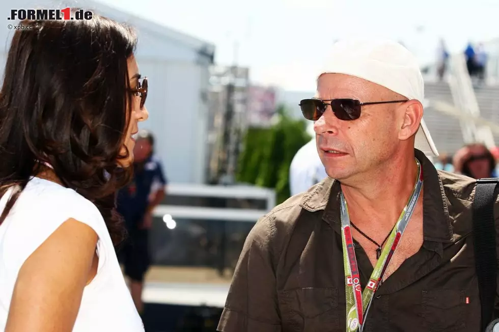Foto zur News: Apropos Cirque du Soleil: Zirkusdirektor Guy Laliberte ist ein glühender Formel-1-Fan und seit Jahren mit seiner Grand-Prix-Party fester Bestandteil des Montreal-Wochenendes. Hier im Plausch mit Bernie Ecclestones Verlobter Fabiana Flosi.