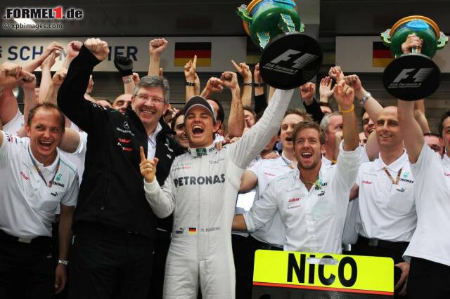Foto zur News: Gazzetta dello Sport (Italien): "Nicos Stunde! Rosberg siegt, Mercedes nach 57 Jahren auf Platz eins. Rosberg und Mercedes feiern in China einen historischen Sieg, der der Formel 1 ein neues Format gibt. Mercedes ist ein legendärer Name. Mercedes' Ziel war eigentlich, Schumacher zum Erfolg zu verhelfen. Doch jetzt hat Rosberg gewonnen, und es ist auch so toll. Rosberg ist zweifellos ein Pilot mit Klasse, der 111 Rennen warten musste, um das oberste Podium zu besteigen. Jetzt wird Mercedes de facto ein Protagonist dieser WM: Rosberg hat als einmaliger Regisseur dieses Rennens eine phantastische Pole-Position erobert und das Rennen wie ein Meister dominiert. Zwei Boxenstopps statt drei sind keine brillante Idee von Red Bull. Vettel wird wahnsinnig, jetzt, wo er nicht mehr vorne ist."