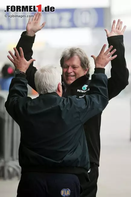 Kronen Zeitung (Österreich): "Nicht nur für Rosberg war es ein historischer Tag, sondern auch für seinen Rennstall Mercedes. Der schwäbische Autobauer jubelte über seinen ersten Grand-Prix-Triumph als eigenes Werksteam seit dem 11. September 1955." Foto zur News: Kronen Zeitung (Österreich): "Nicht nur für Rosberg war es ein historischer Tag, sondern auch für seinen Rennstall Mercedes. Der schwäbische Autobauer jubelte über seinen ersten Grand-Prix-Triumph als eigenes Werksteam seit dem 11. September 1955."