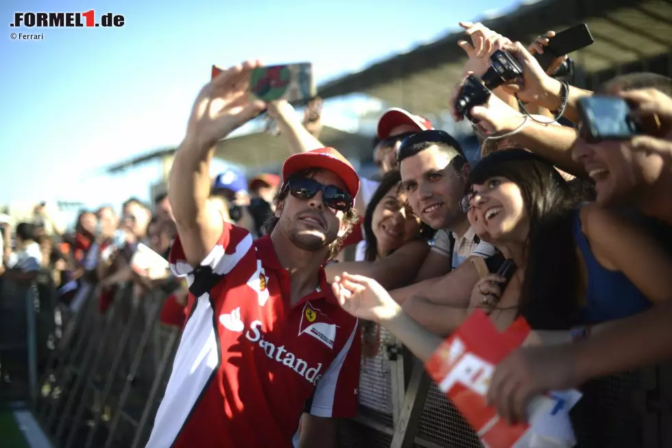 Ein ganz besonderes Wochenende: Fernando Alonso ist vor kurzem aus der Schweiz zurück nach Spanien gezogen, obwohl er dort höhere Steuern zahlt. Aus dem einst verbissenen Ehrgeizling ist ein greifbarer, sympathischer Star geworden. "Ich bin stolz darauf, Spanier zu sein", sagt er. Balsam in den Wunden des schwer verschuldeten Landes. Foto zur News: Ein ganz besonderes Wochenende: Fernando Alonso ist vor kurzem aus der Schweiz zurück nach Spanien gezogen, obwohl er dort höhere Steuern zahlt. Aus dem einst verbissenen Ehrgeizling ist ein greifbarer, sympathischer Star geworden. "Ich bin stolz darauf, Spanier zu sein", sagt er. Balsam in den Wunden des schwer verschuldeten Landes.