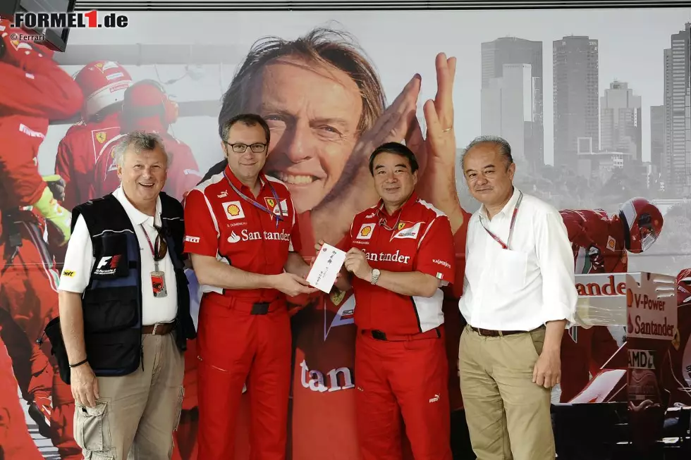 Die Ferrari-Auktion für die Erdbeben-Opfer in der Emilia Romagna brachte 1,8 Millionen Euro ein. Ein japanischer Ferrari-Fanclub sammelte weitere 100.000 Yen (umgerechnet rund 1.000 Euro). Diese wurden vom japanischen Journalisten Masami Yamaguchi und Ferrari-Ingenieur Hirohide Hamashima an Teamchef Stefano Domenicali übergeben. Foto zur News: Die Ferrari-Auktion für die Erdbeben-Opfer in der Emilia Romagna brachte 1,8 Millionen Euro ein. Ein japanischer Ferrari-Fanclub sammelte weitere 100.000 Yen (umgerechnet rund 1.000 Euro). Diese wurden vom japanischen Journalisten Masami Yamaguchi und Ferrari-Ingenieur Hirohide Hamashima an Teamchef Stefano Domenicali übergeben.