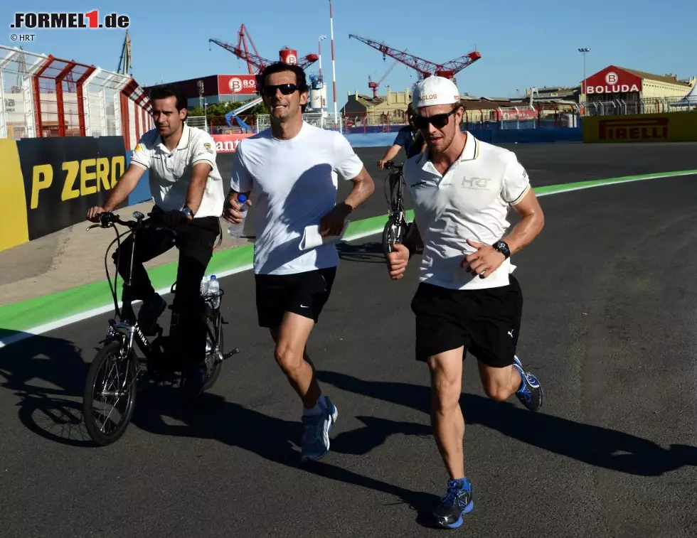 Immer brav trainieren: Die Spanier Pedro de la Rosa und Dani Clos vom spanischen HRT-Team kombinieren die Streckeninspektion mit ein bisschen Jogging. Foto zur News: Immer brav trainieren: Die Spanier Pedro de la Rosa und Dani Clos vom spanischen HRT-Team kombinieren die Streckeninspektion mit ein bisschen Jogging.