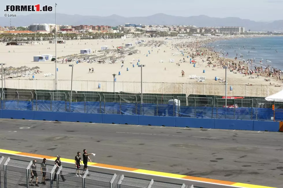 Wer sich nicht schinden, sondern lieber beachen will, hat in Valencia auch Gelegenheit dazu: Direkt neben der Rennstrecke befindet sich der Badestrand. Foto zur News: Wer sich nicht schinden, sondern lieber beachen will, hat in Valencia auch Gelegenheit dazu: Direkt neben der Rennstrecke befindet sich der Badestrand.