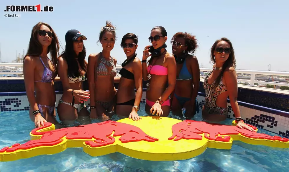 Sehen und gesehen werden, denken sich diese Mädels, und schauen sich den Grand Prix direkt vom Swimmingpool auf einem der Dächer von Valencia an. Foto zur News: Sehen und gesehen werden, denken sich diese Mädels, und schauen sich den Grand Prix direkt vom Swimmingpool auf einem der Dächer von Valencia an.