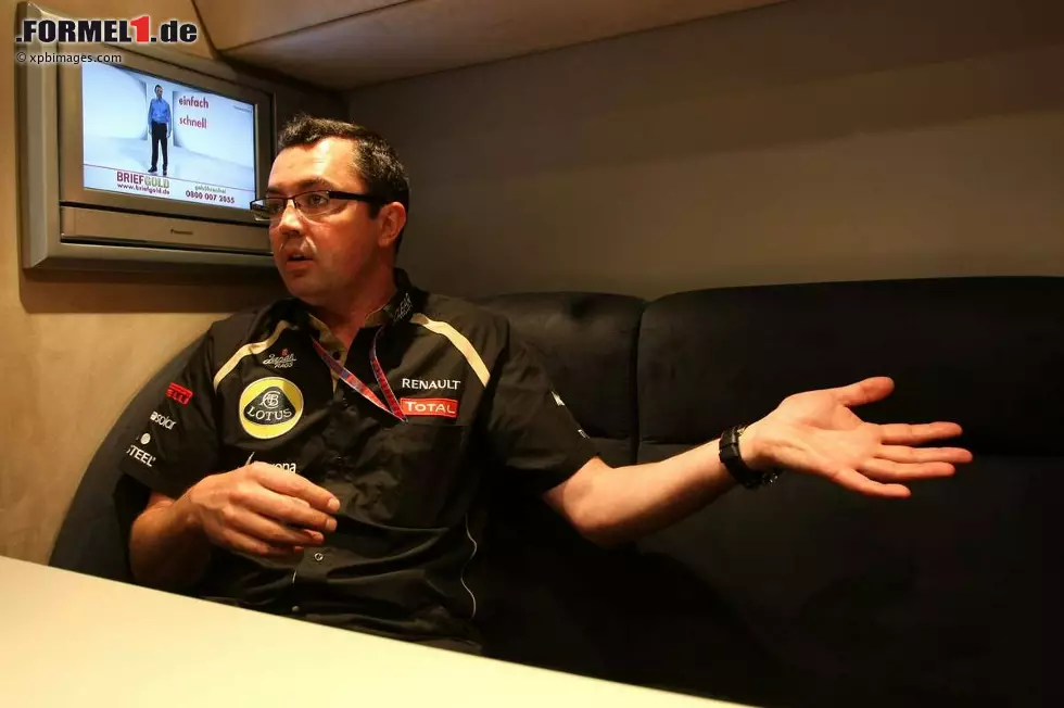 1.000 Euro, die auch Eric Boullier gut gebrauchen könnte. Dem Lotus-Team sagt man immer wieder finanzielle Schwierigkeiten nach. Wie ein Blick auf den Bildschirm im Motorhome-Büro des Lotus-Teamchefs verrät, scheint er schon ein Konzept zu haben, um an Geld zu kommen: Briefgold. Foto zur News: 1.000 Euro, die auch Eric Boullier gut gebrauchen könnte. Dem Lotus-Team sagt man immer wieder finanzielle Schwierigkeiten nach. Wie ein Blick auf den Bildschirm im Motorhome-Büro des Lotus-Teamchefs verrät, scheint er schon ein Konzept zu haben, um an Geld zu kommen: Briefgold.