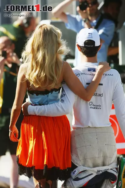 Ob es sich bei dieser Blondine, die Bruno Senna gerade abschleppt, auch um Familienbesuch handelt, wollen wir mal vorsichtig bezweifeln. Foto zur News: Ob es sich bei dieser Blondine, die Bruno Senna gerade abschleppt, auch um Familienbesuch handelt, wollen wir mal vorsichtig bezweifeln.
