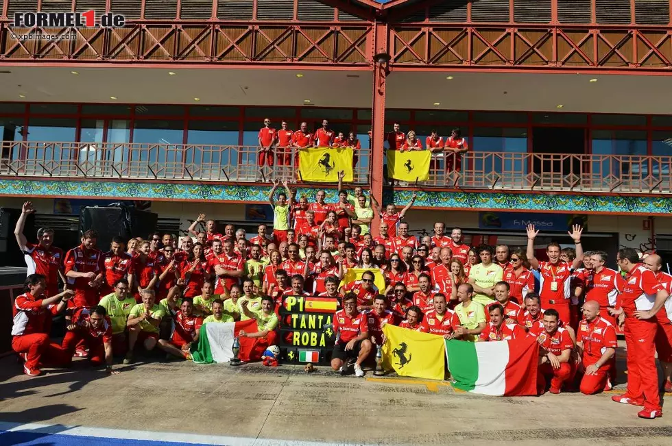 Sein bisher emotionalster Sieg: Fernando Alonso feiert seinen zweiten Triumph bei einem Heim-Grand-Prix mit dem Ferrari-Team. Foto zur News: Sein bisher emotionalster Sieg: Fernando Alonso feiert seinen zweiten Triumph bei einem Heim-Grand-Prix mit dem Ferrari-Team.