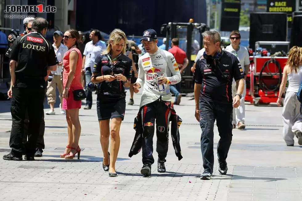 Daily Mirror (Großbritannien): "Lewis bekommt einen Tritt vom Pastor, Fernando Alonso gewinnt ein phänomenales Rennen. In seinem Heimspiel fuhr er einen außergewöhnlichen Sieg ein, während Lewis Hamilton zwei Runden vor Schluss aus den Top 3 flog. Sebastian Vettel hatte den Sieg in der Tasche, bis alles furchtbar schief ging." Foto zur News: Daily Mirror (Großbritannien): "Lewis bekommt einen Tritt vom Pastor, Fernando Alonso gewinnt ein phänomenales Rennen. In seinem Heimspiel fuhr er einen außergewöhnlichen Sieg ein, während Lewis Hamilton zwei Runden vor Schluss aus den Top 3 flog. Sebastian Vettel hatte den Sieg in der Tasche, bis alles furchtbar schief ging."