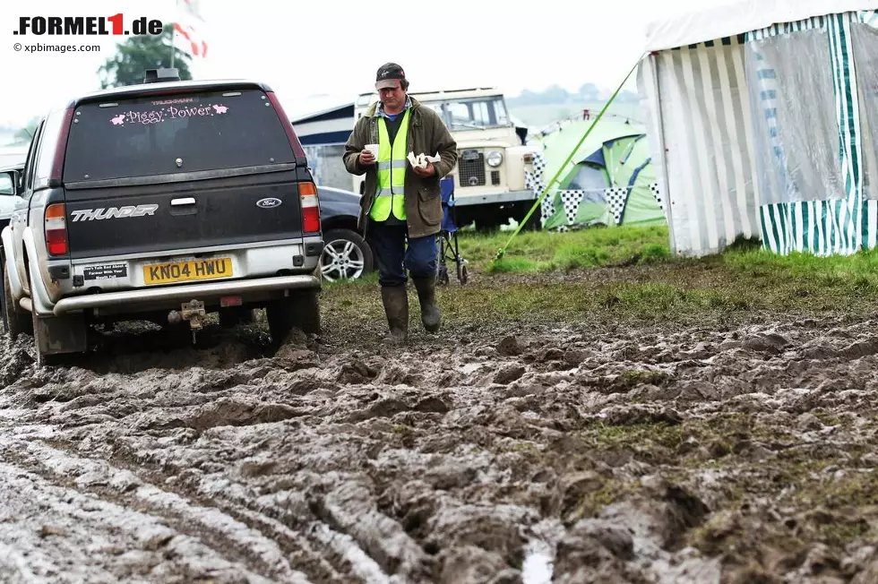 Auf den Camping- und Parkplätzen herrschte indes das totale Chaos, weil viele Flächen nicht asphaltiert sind. Am Samstag musste Streckenchef Richard Phillips sogar tausende Fans nach Hause schicken. Trotzdem gab es einen neuen Zuschauer-Rekord: 127.000 am Renntag, 297.000 am gesamten Wochenende. Foto zur News: Auf den Camping- und Parkplätzen herrschte indes das totale Chaos, weil viele Flächen nicht asphaltiert sind. Am Samstag musste Streckenchef Richard Phillips sogar tausende Fans nach Hause schicken. Trotzdem gab es einen neuen Zuschauer-Rekord: 127.000 am Renntag, 297.000 am gesamten Wochenende.