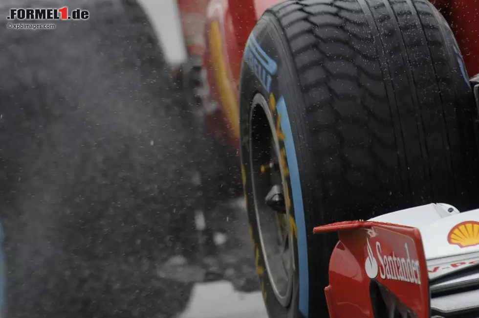 Und das, obwohl die Pirelli-Regenreifen bei einer Geschwindigkeit von 300 km/h bis zu 60 Liter Wasser pro Sekunde verdrängen können. Foto zur News: Und das, obwohl die Pirelli-Regenreifen bei einer Geschwindigkeit von 300 km/h bis zu 60 Liter Wasser pro Sekunde verdrängen können.