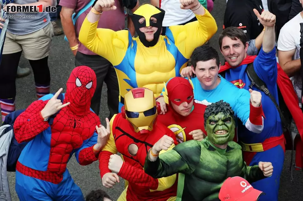 Den Fans war das alles egal. Nirgendwo sind sie so fachkundig wie in Großbritannien - auch wenn diese jungen Männer sicher nicht nur die Formel 1 im Kopf hatten. Foto zur News: Den Fans war das alles egal. Nirgendwo sind sie so fachkundig wie in Großbritannien - auch wenn diese jungen Männer sicher nicht nur die Formel 1 im Kopf hatten.