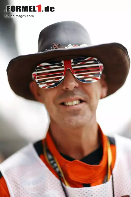 Das Konzept der Sonnenbrille legte dieser Streckenposten kreativ aus. Oder "very british", wie man auch sagen könnte. Denn Sonnenschein, so unkten manche, ist auf der Insel so selten wie ein Sieg der Engländer im Elfmeterschießen. Foto zur News: Das Konzept der Sonnenbrille legte dieser Streckenposten kreativ aus. Oder "very british", wie man auch sagen könnte. Denn Sonnenschein, so unkten manche, ist auf der Insel so selten wie ein Sieg der Engländer im Elfmeterschießen.
