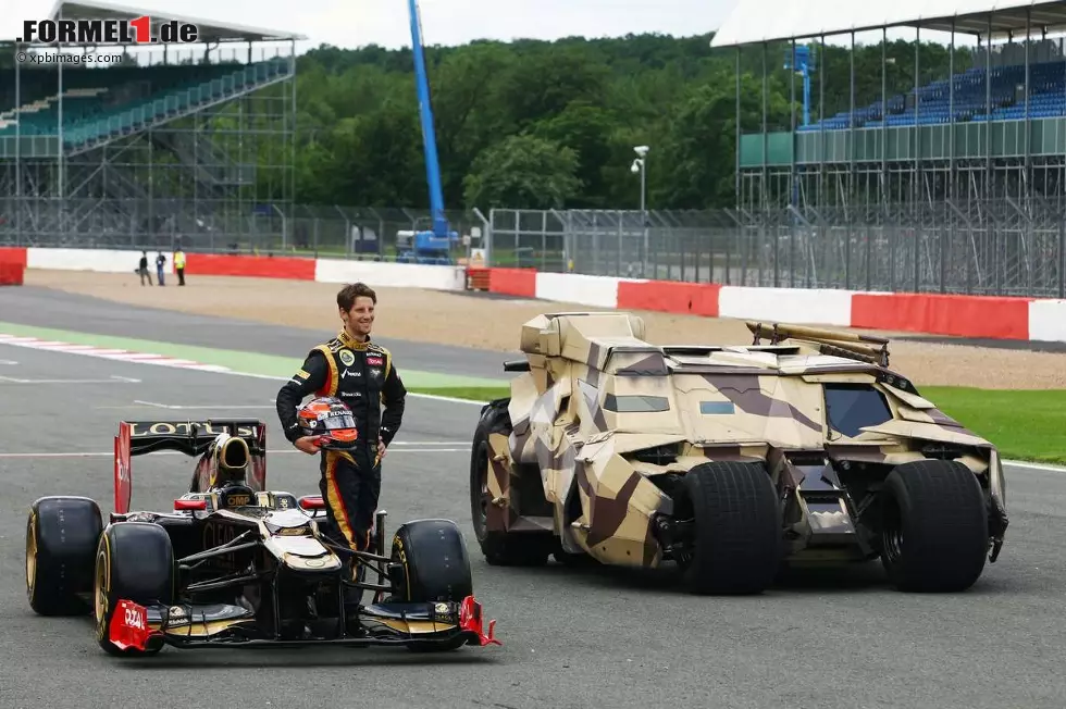 ... oder vom Lotus-Team, das die Werbetrommel für einen neuen Hollywood-Film rührte. Romain Grosjean wäre am Samstag, als das Qualifying abgebrochen wurde, im "Batman-Panzer" wahrscheinlich besser aufgehoben gewesen als im filigranen E20. Foto zur News: ... oder vom Lotus-Team, das die Werbetrommel für einen neuen Hollywood-Film rührte. Romain Grosjean wäre am Samstag, als das Qualifying abgebrochen wurde, im "Batman-Panzer" wahrscheinlich besser aufgehoben gewesen als im filigranen E20.