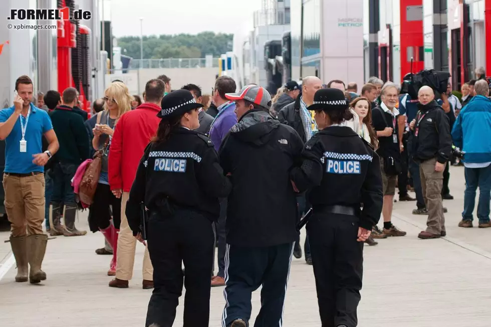 Doch man kann es mit der Euphorie auch übertreiben: Dieser McLaren-Fan musste von der Polizei nach draußen eskortiert werden, weil er keine Zugangsberechtigung für den Paddock, den "Heiligen Gral" der Formel 1, hatte. Foto zur News: Doch man kann es mit der Euphorie auch übertreiben: Dieser McLaren-Fan musste von der Polizei nach draußen eskortiert werden, weil er keine Zugangsberechtigung für den Paddock, den "Heiligen Gral" der Formel 1, hatte.