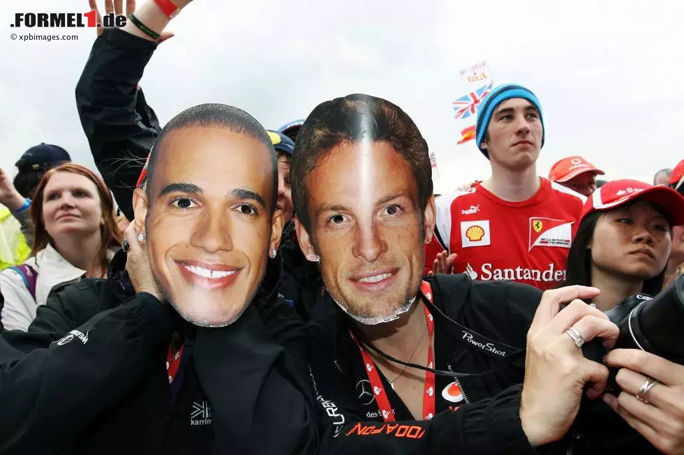 Foto zur News: Lewis Hamilton und Jenson Button hatten bei ihrem Heimspiel nicht viel zu lachen. So guter Laune erwischte man sie nur auf den Masken ihrer Fans.