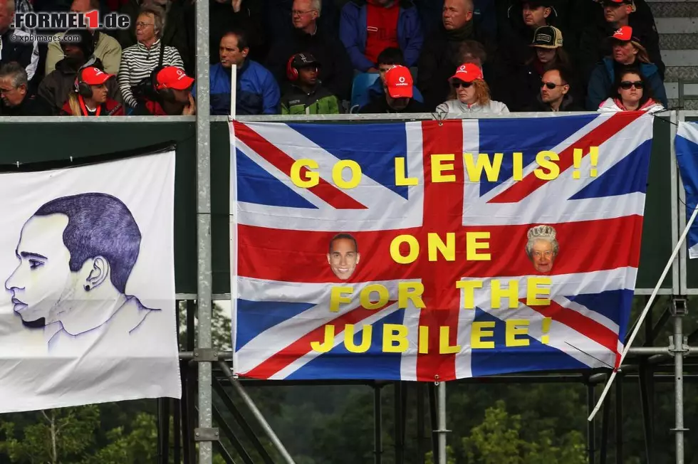 Dabei hätten sich die zum 60. Thronjubiläum von Königin Elisabeth II. so sehr einen zweiten Sieg von Lewis Hamilton in Silverstone gewünscht. 2008 hat er ja schon bewiesen, dass er die Highspeed-Strecke gerade im Regen im Griff hat. Foto zur News: Dabei hätten sich die zum 60. Thronjubiläum von Königin Elisabeth II. so sehr einen zweiten Sieg von Lewis Hamilton in Silverstone gewünscht. 2008 hat er ja schon bewiesen, dass er die Highspeed-Strecke gerade im Regen im Griff hat.