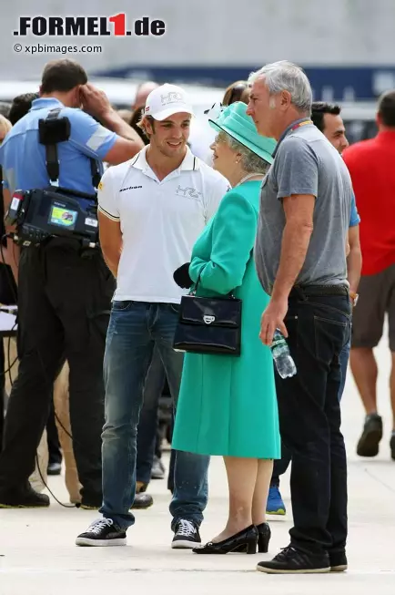 Die Queen sagte für den Grand Prix aber ebenso ab wie für das Tennis-Finale in Wimbledon. Dort ging der Brite Andy Murray genauso leer aus wie die Briten in Silverstone. HRT-Testfahrer Dani Clos muss demnach einer Doppelgängerin auf den Leim gegangen sein. Foto zur News: Die Queen sagte für den Grand Prix aber ebenso ab wie für das Tennis-Finale in Wimbledon. Dort ging der Brite Andy Murray genauso leer aus wie die Briten in Silverstone. HRT-Testfahrer Dani Clos muss demnach einer Doppelgängerin auf den Leim gegangen sein.