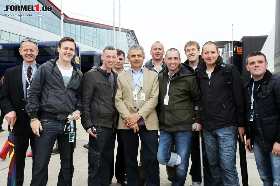 Foto zur News: ... und "Mr. Bean" Rowan Atkinson. Der ist übrigens glühender Motorsport-Fan und war dieses Jahr sogar bei den 24 Stunden von Le Mans am Start, wenn auch nur in einem Aston-Martin-Rahmenrennen.