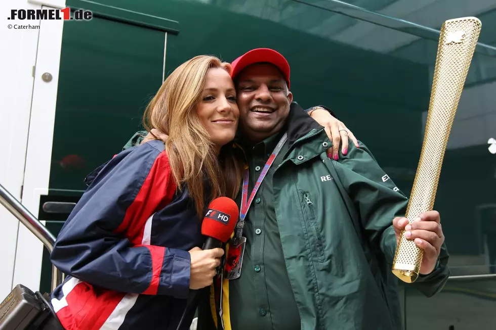Apropos Olympia: Caterham-Teamchef Tony Fernandes, Eigentümer des Londoner Fußballklubs Queens Park Rangers, ist schon im Spiele-Fieber. Hier darf er für einen Beitrag von TV-Moderatorin Natalie Pinkham mit der Olympischen Fackel posieren. Foto zur News: Apropos Olympia: Caterham-Teamchef Tony Fernandes, Eigentümer des Londoner Fußballklubs Queens Park Rangers, ist schon im Spiele-Fieber. Hier darf er für einen Beitrag von TV-Moderatorin Natalie Pinkham mit der Olympischen Fackel posieren.