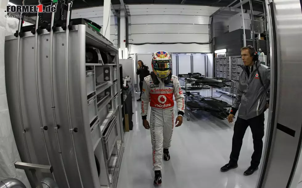Lewis Hamilton hatte am Montag nach Silverstone sogar die Ehre, ein Stück mit dem Olympischen Feuer zu laufen. "Nicht in einer Million Jahren hätte ich geglaubt, dass mir einmal so eine Ehre zuteil wird", strahlt der McLaren-Pilot. Ein gutes Aufmunterungs-Programm, denn nach dem enttäuschenden Rennen war er noch völlig niedergeschlagen. Foto zur News: Lewis Hamilton hatte am Montag nach Silverstone sogar die Ehre, ein Stück mit dem Olympischen Feuer zu laufen. "Nicht in einer Million Jahren hätte ich geglaubt, dass mir einmal so eine Ehre zuteil wird", strahlt der McLaren-Pilot. Ein gutes Aufmunterungs-Programm, denn nach dem enttäuschenden Rennen war er noch völlig niedergeschlagen.